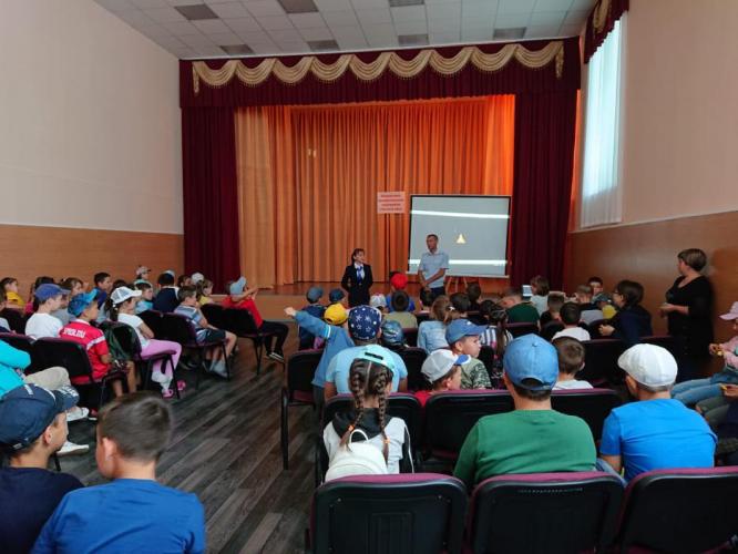 Об основах безопасного поведения на дорогах.