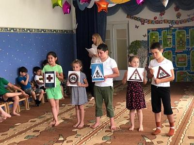 ЮИДовцы Кабардино-Балкарии тестируют юных пешеходов на знание Правил дорожного движения