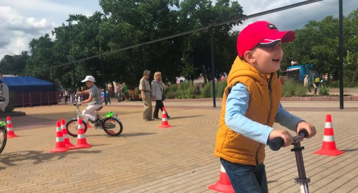 В рамках праздничных мероприятий жители Брянска познакомились с возможностями комплекса по обучению детей навыкам безопасного поведения на дороге
