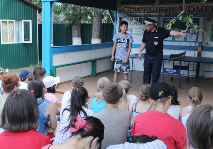 В Улан-Удэ дорожные полицейские с профилактическими беседами посетили отдыхающих в оздоровительных лагерях детей