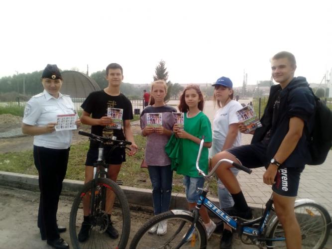 В летний период продолжается обучение детей безопасному поведению на дороге.