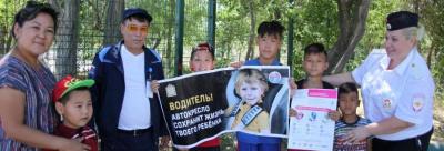 В городском парке комплекса «Байконур» автоинспекторы напомнили родителям о пассивной безопасности детей в автотранспорте