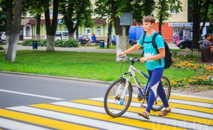 Может ли велосипедист ездить по пешеходному переходу?