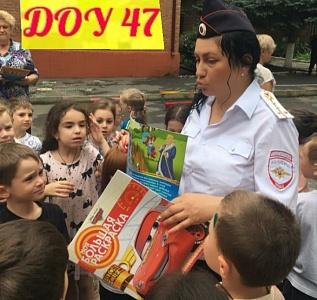 ДОШКОЛЯТА ИЗ ДЕТСКОГО САДА № 47 Г. ВЛАДИКАВКАЗА ПОКАЗАЛИ ФЛЭШ МОБ «ВМЕСТЕ ЗА РУКИ ВОЗЬМЕМСЯ – С БЕЗОПАСНОСТЬЮ НЕ РАССТАЕМСЯ»