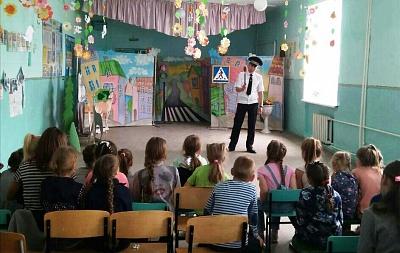 В ХАКАСИИ ТЕАТРАЛЬНЫЕ ПОСТАНОВКИ ПОМОГАЮТ ШКОЛЬНИКАМ УСТЬ-АБАКАНСКОГО РАЙОНА ИЗУЧАТЬ ДОРОЖНЫЕ ПРАВИЛА