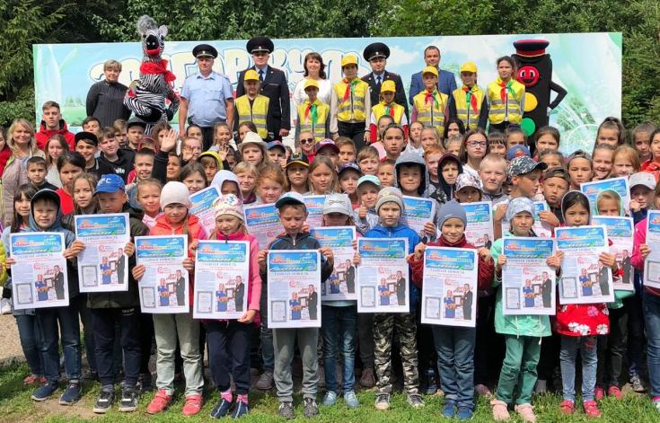 В разгар каникул сотрудники Госавтоинспекции в игровой форме напомнили детям о правилах дорожного движения