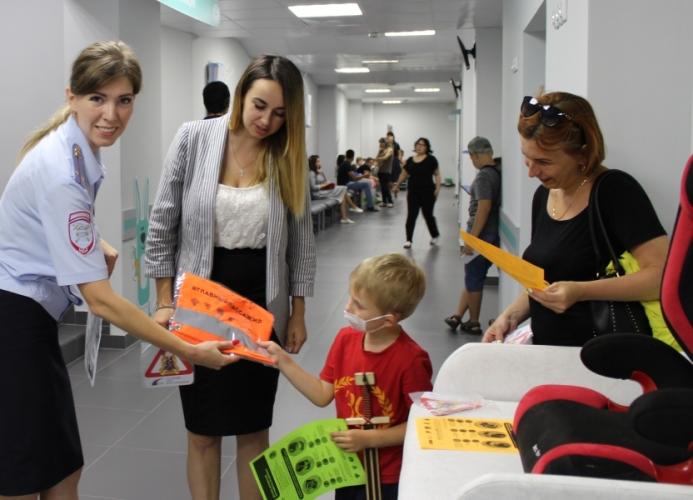 В детских поликлиниках белгородские автоинспекторы открыли консультационные пункты по безопасной перевозке детей-пассажиров