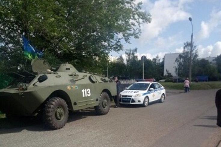 Сотрудники ГИБДД остановили броневик с десантниками.