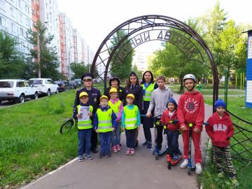 В рамках мероприятия «Уютный безопасный дворик» ЮИДовцы Татарстана провели экспресс-курсы по правилам дорожного движения для детей