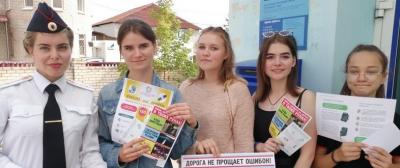 Посетителей и сотрудников новгородских многофункциональных центров обучают тактической грамотности на дороге