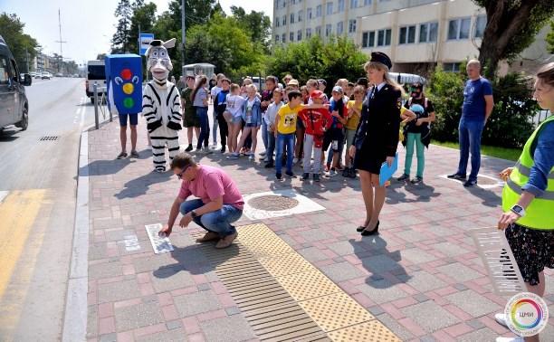 В Южно-Сахалинске «зебры» дополнили предостерегающими надписями