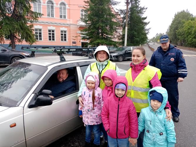 Кольская Госавтоинспекция совместно с представителями «Родительского патруля» провели акцию «Ребенок – главный пассажир!»