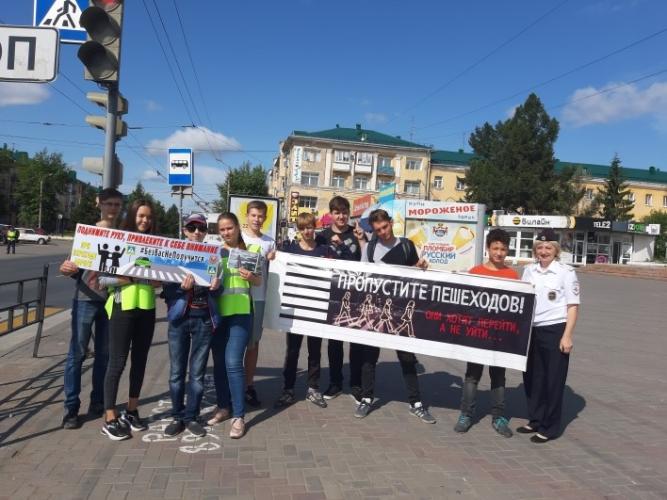 В минувшие выходные на территории областного центра сотрудники Госавтоинспекции совместно с представителями волонтерского движения «Мы вместе» провели профилактическое мероприятие «Вместе за безопасность!».