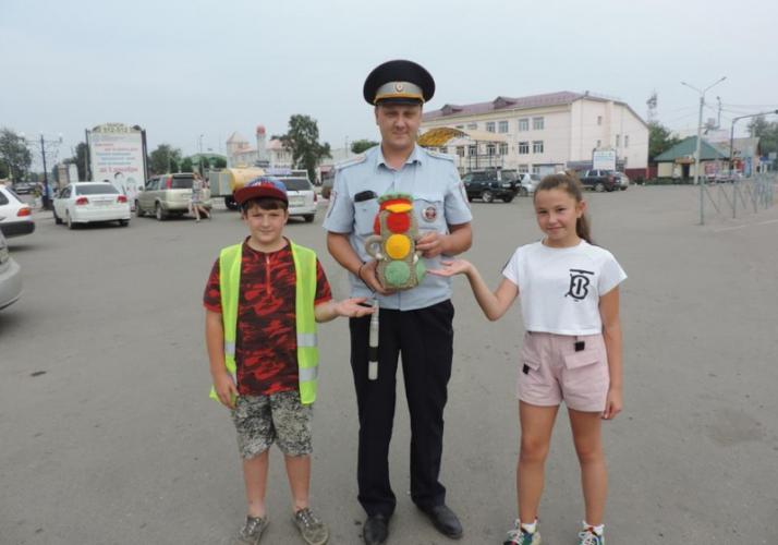 Школьники Кабанского района призвали водителей следить за сигналами светофора