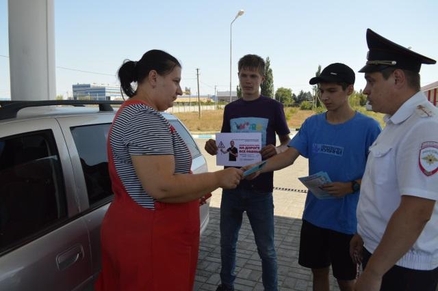 Кубанские автоинспекторы совместно с «Молодежным патрулем» призывают водителей и пассажиров помнить о дорожной безопасности