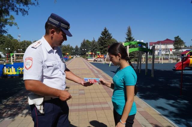 На кубанских городских детских площадках автоинспекторы напоминают основы дорожной безопасности