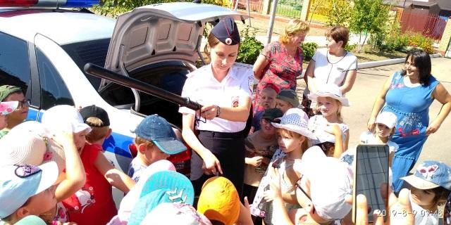 Автоинспекторы Кубани проводят тематические беседы по ПДД с юными участниками дорожного движения