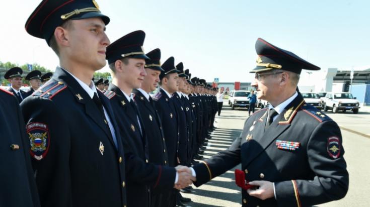 Полицейским Татарстана вручили ключи от новых служебных автомобилей