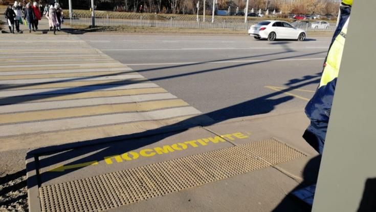 Перед зебрами в Челнах нанесли предупреждающие надписи