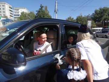 Накануне Дня знаний транспорт в Ставрополе украсили белые банты со световозвращающими лентами