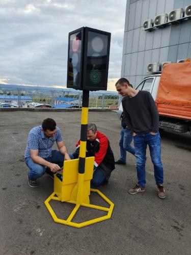 В сельской школе Красноярского края открылся автогородок с уникальным светофором