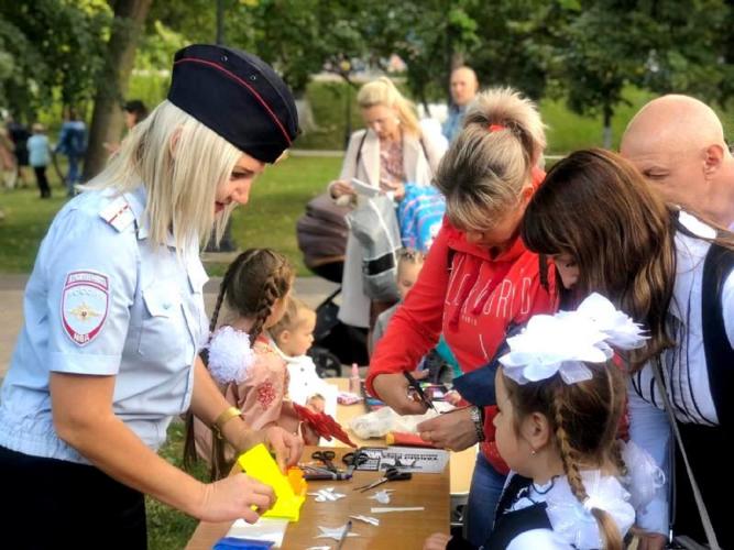 После проведения торжественных линеек сотрудники Госавтоинспекции продолжили поздравлять школьников с Днем знаний