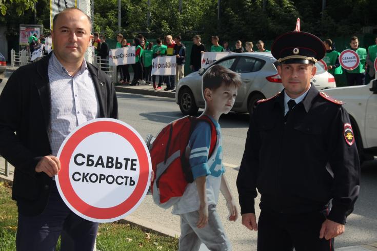 Тюменские депутаты выступили с инициативой установить макеты школьников-пешеходов у школ в своих округах