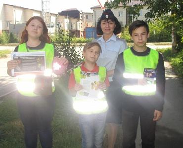 «БЕРЕГИСЬ, В ТЕМНОТЕ ЗАСВЕТИСЬ!»- НАПОМИНАЮТ ПЕШЕХОДАМ ГОСАВТОИНСПЕКТОРЫ И ШКОЛЬНИКИ ЖИТЕЛЯМ ГОРОДА ОБЬ