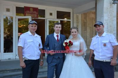 Молодожены Минеральных Вод поддержали всероссийский челлендж «21 день без нарушений ПДД»