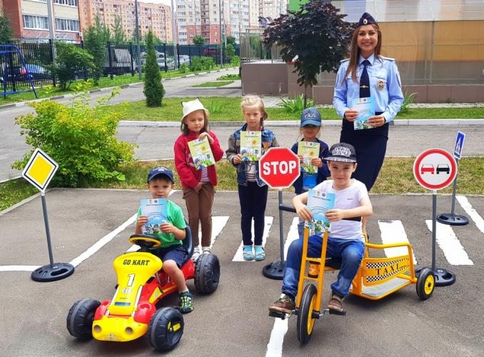 В Подмосковье на практических занятиях автоинспекторы напоминают дошкольникам о дорожной безопасности