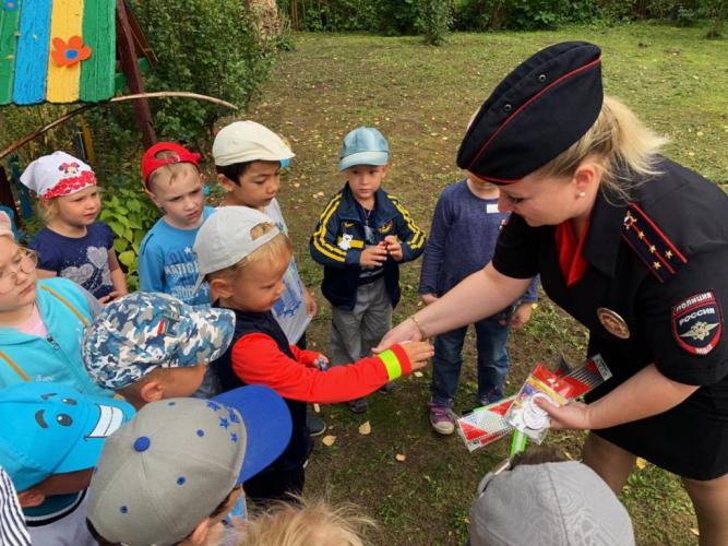 Сотрудники подмосковной Госавтоинспекции провели занятие с юными участниками дорожного движения