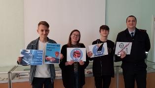 Сотрудники Кандалакшской Госавтоинспекции совместно с подростки разработали тематические плакаты, призывающие соблюдать ПДД