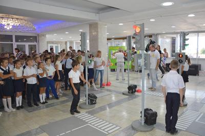 В Севастополе сотрудники ГИБДД проложили для 800 школьников безопасный маршрут к образовательной организации