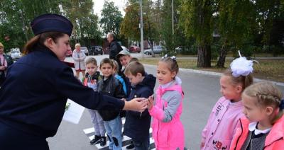 В Новосибирской области инспекторы вручили 500 первоклассникам световозвращатели