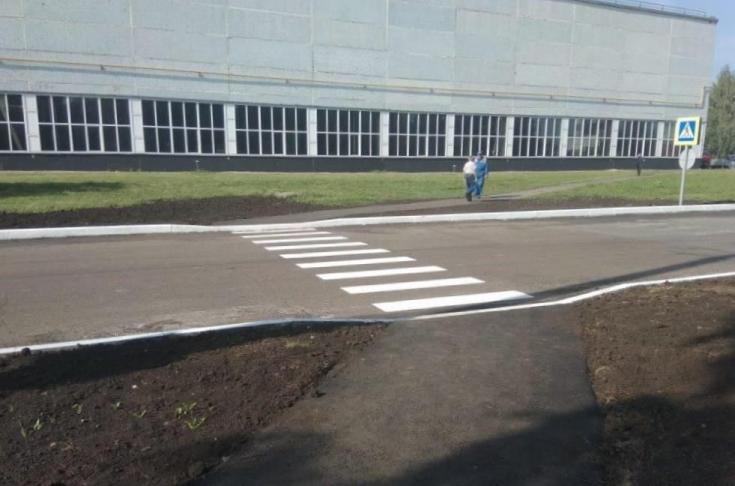 На заводе Двигателей нанесли разметку на дорогу.