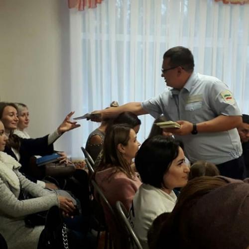 В детском саду N°30 "улыбка" прошло родительское собрание с участие сотрудников ГИБДД.