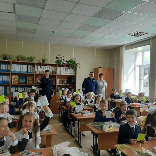 Сотрудники ОГИБДД по Елабужскому району приняли участие на школьной линейке.
