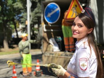 В Ессентуках флуоресцентные призывы снять наушники и убрать телефон перед пешеходным переходом теперь наносят промышленным способом