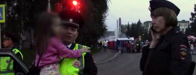 В Кемеровской области сотрудники ГИБДД помогли вернуться домой заблудившейся 5-летней девочке