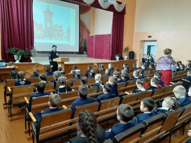 Сотрудники ГИБДД Елабуги провели профбеседу в школе №8