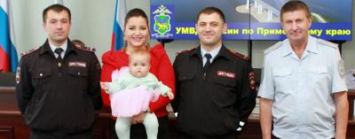 В Приморье вручили благодарственные письма сотрудникам Госавтоинспекции, своевременно доставившим ребенка в медицинское учреждение