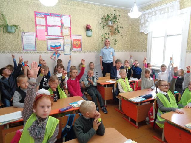 В Смоленском районе инспекторы ГИБДД проводят «пятиминутки безопасности»
