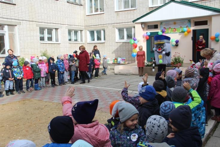 В Йошкар-Оле сказочные персонажи и сотрудники ГИБДД рассказали дошколятам о правилах дорожного движения