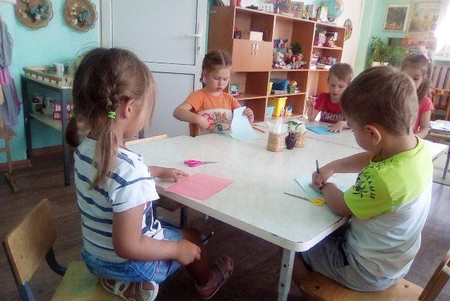 Сотрудники Госавтоинспекции Сафоновского района провели мероприятие с дошкольниками «Разноцветные ладошки безопасности»