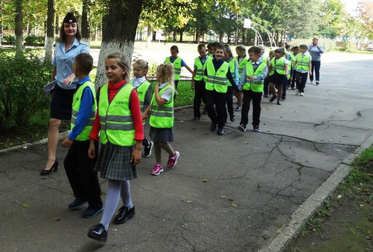 Тактику грамотного поведения на дороге выработали новгородские школьники на обучающей экскурсии «дом-школа-дом»