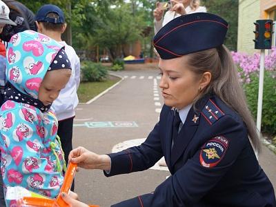 СОТРУДНИКИ ПОДМОСКОВНОЙ ГОСАВТОИНСПЕКЦИИ НАПОМНИЛИ ДОШКОЛЬНИКАМ О БЕЗОПАСНОМ ПОВЕДЕНИИ НА ДОРОГАХ