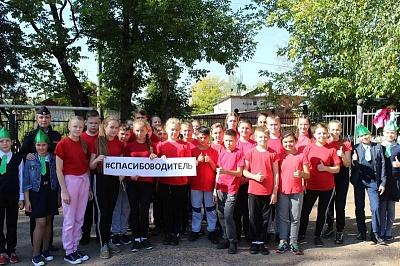 В КИРОВСКОЙ ОБЛАСТИ ШКОЛЬНИКИ ПОБЛАГОДАРИЛИ ВОДИТЕЛЕЙ ЗА ВНИМАТЕЛЬНОЕ К НИМ ОТНОШЕНИЕ НА ДОРОГЕ
