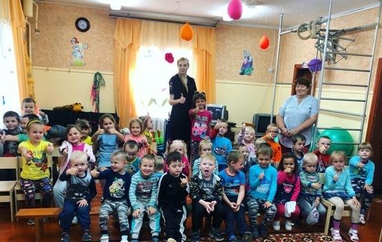 В поселке Хиславичи сотрудники Госавтоинспекции провели занятие с воспитанниками детского сада «Ручеёк»