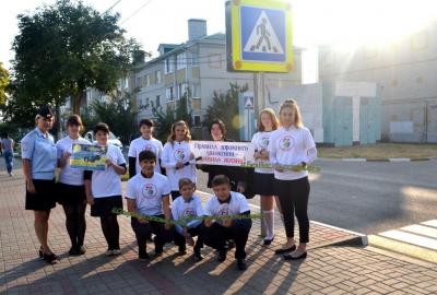 Белгородские старшеклассники организовали пункты помощи юному пешеходу вблизи школьных пешеходных переходов