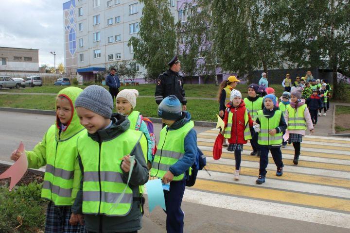В Менделеевске побывал «Шагающий автобус».